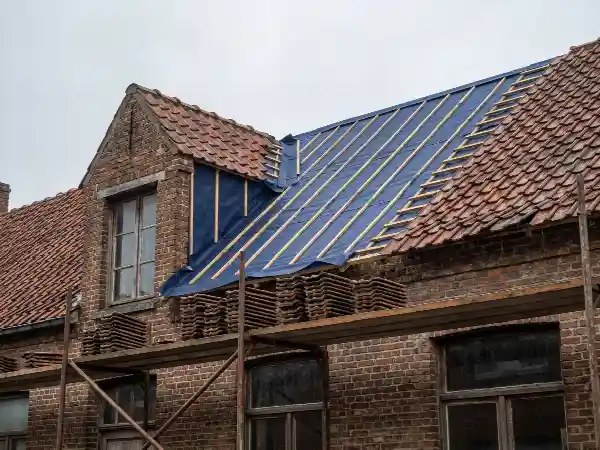 Opengelegd hellend dak met nieuw onderdak en gestapelde pannen