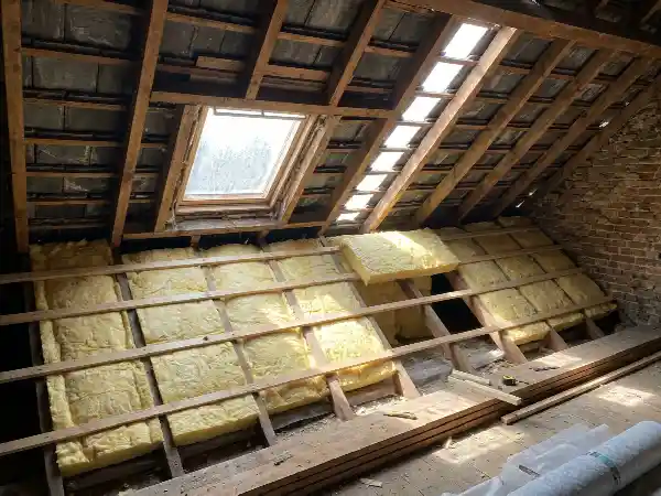 Isolatie langs binnen tussen de kepers, met regelwerk voor een tweede laag