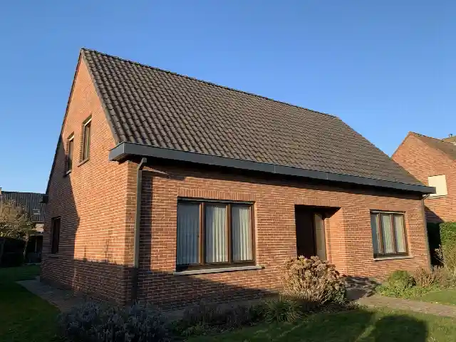 Vernieuwd pannendak met nieuwe zinken goot na sarking