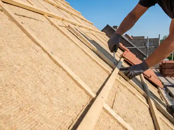 Isolatieplaten in sarking doorlopend over de kepers gelegd